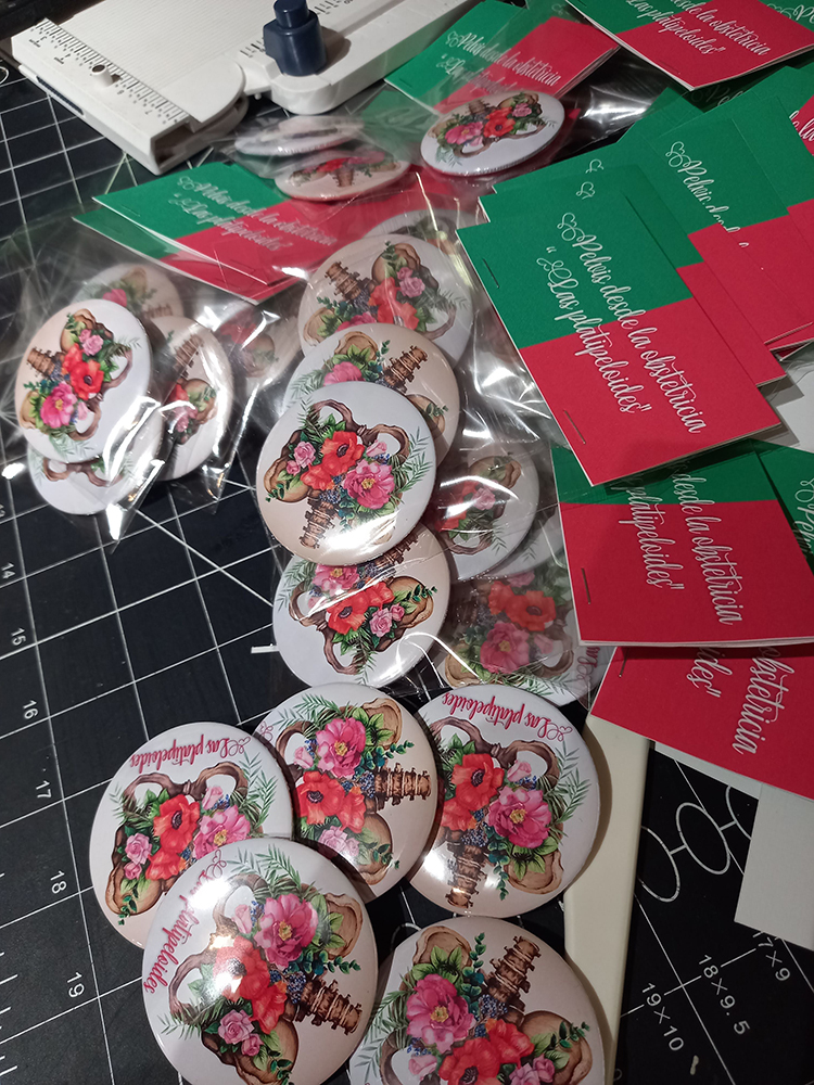 Chapitas alfiler de 56mm para entregar como recuerdo en evento.